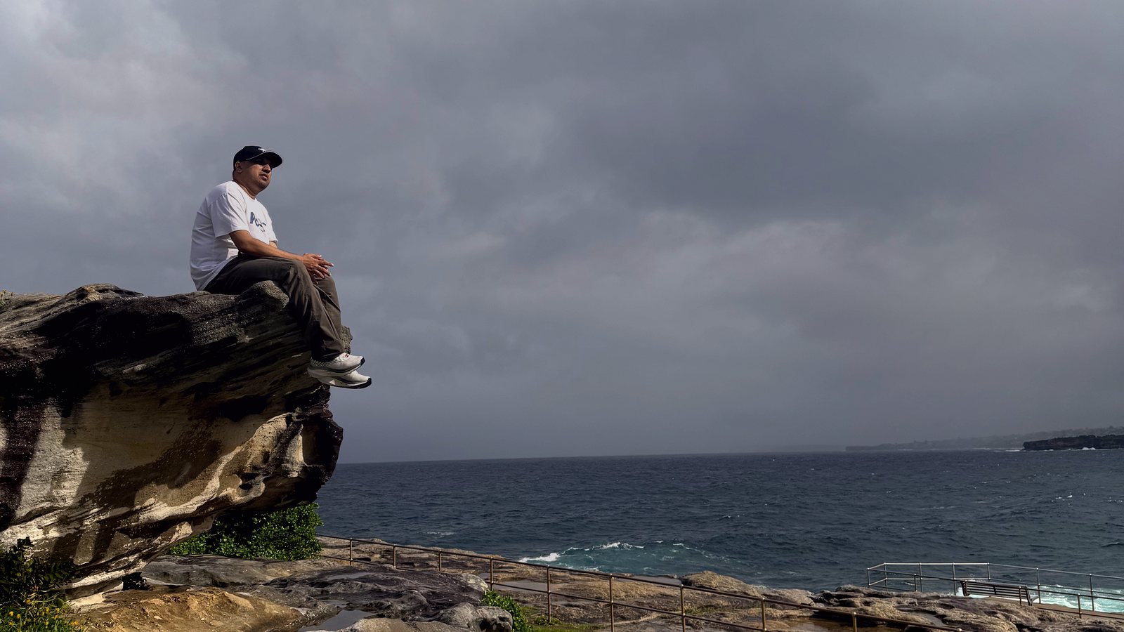 Sydney sandstone cliff above the ocean
